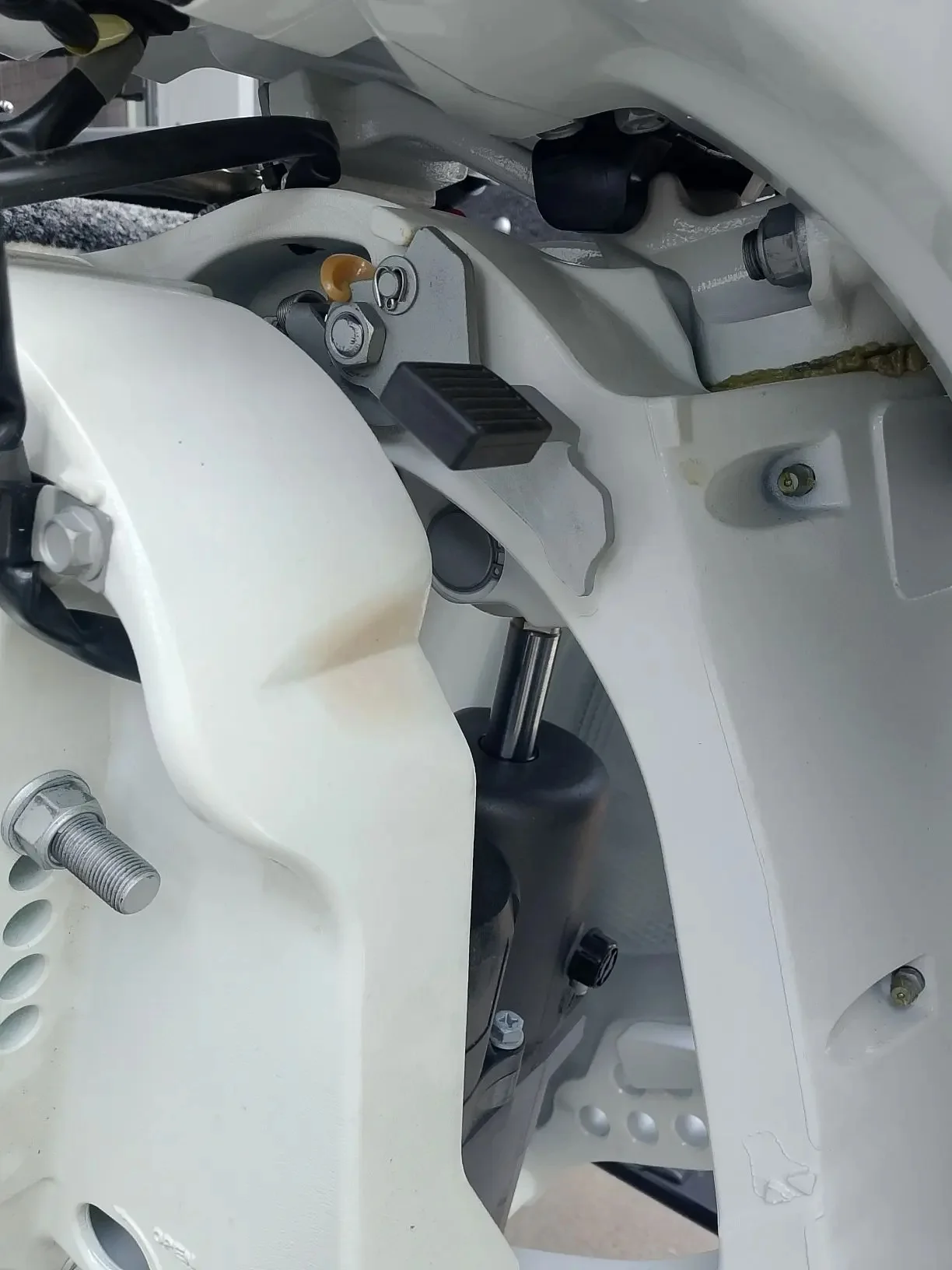 Упор для лодочного мотора транспортировочный Trim Stick for Suzuki Riverforce_4