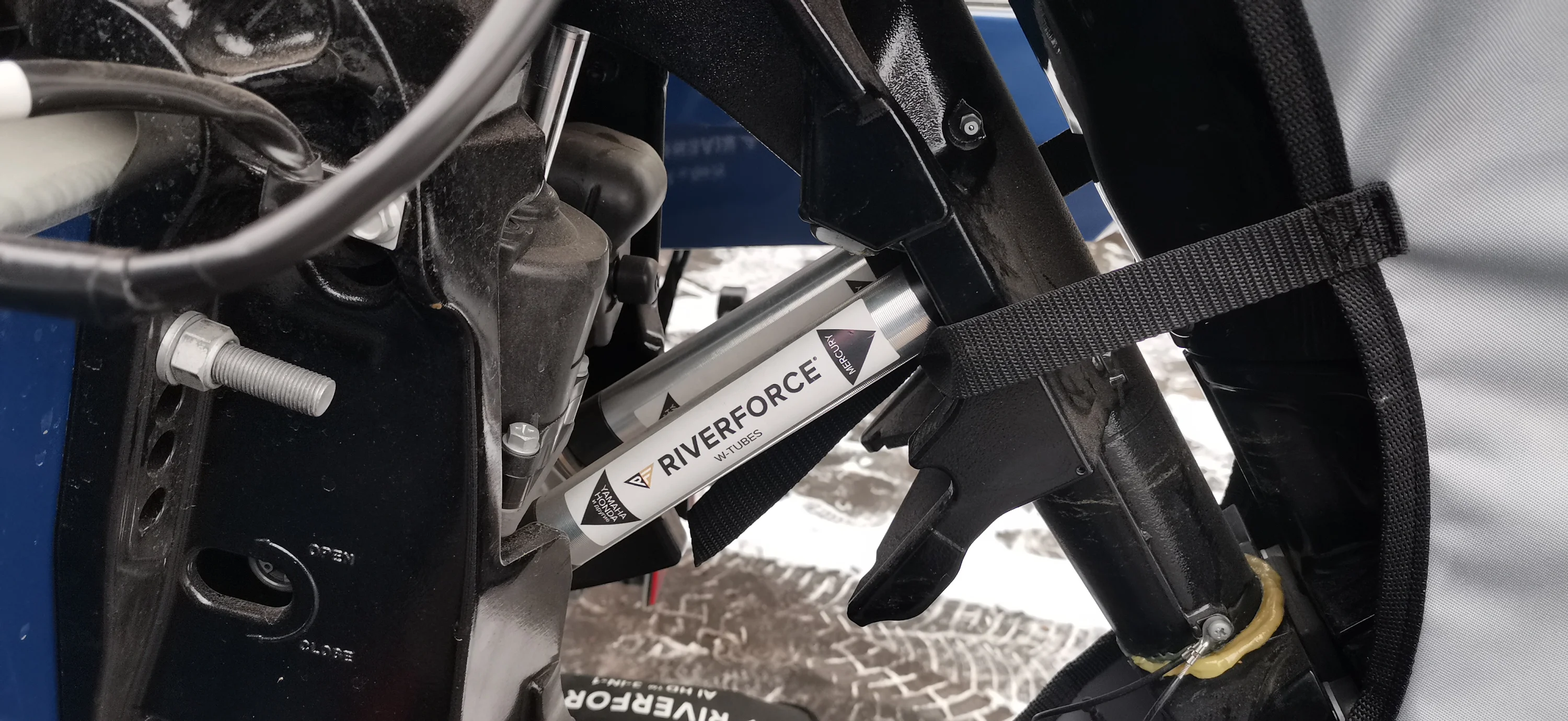 3. Упоры для лодочного мотора транспортировочные W-Tubes Riverforce