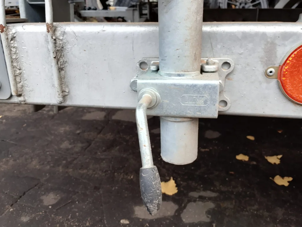 Крепление ворот направляющих для лодочного прицепа OXY Gate Riverforce к прицепу - живое фото